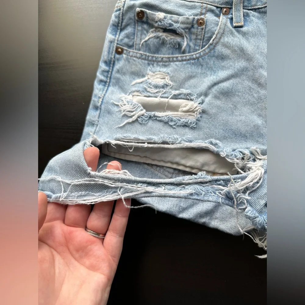 Levi’s Premium Lightwash Distressed Ribbed 501 Jean Shorts Size W30 EUC - Picture 3 of 11